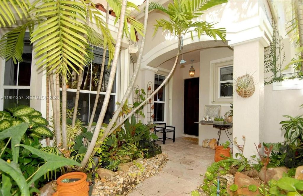 Photo of 949 N Harbor Vw N, Hollywood, FL 33019 (MLS # A11991357)