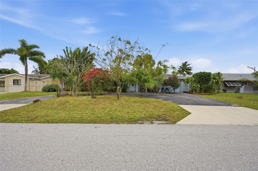 Photo of 424 SW 7th Ave, Boynton Beach, FL 33435 (MLS # A11951652)