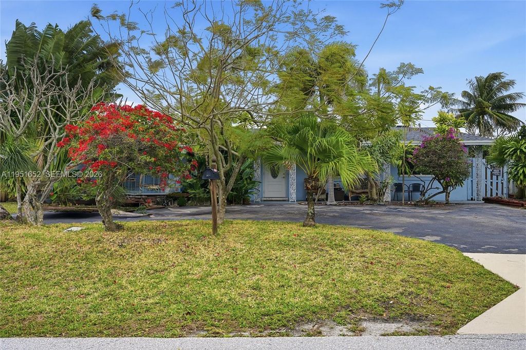 Photo of 424 SW 7th Ave, Boynton Beach, FL 33435 (MLS # A11951652)