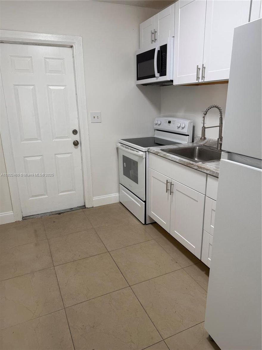 LARGE SPACIOUS APARTMENT WITH THREE BEDROOMS, HAS MASSIVE MASTER BEDROOM, EVERYTHING IS BRAND NEW AND FULLY REMODELED WITH NEW APPLIANCES INCLUDING FRIDGE STOVE MICROWAVE AND WASHER AND DRYER BRAND NEW. ALL NEW IN THE APARTMENT COME SEE TODAY.
