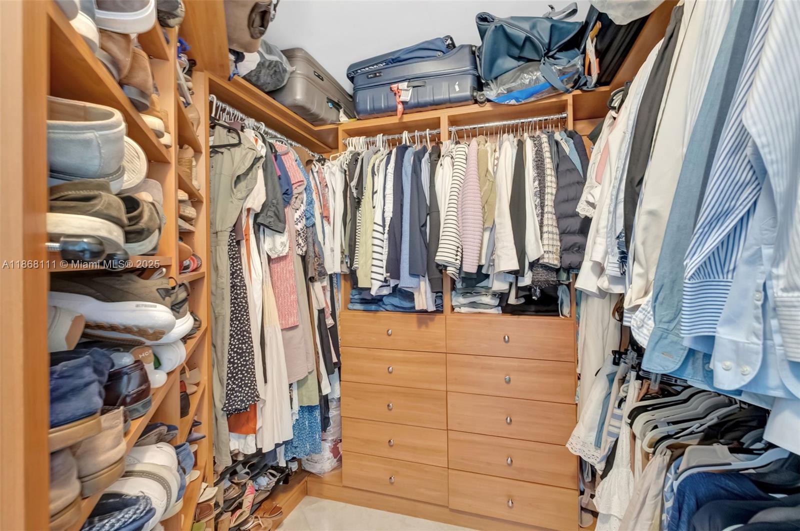 THREE TEQUESTA POINT COND - Residential