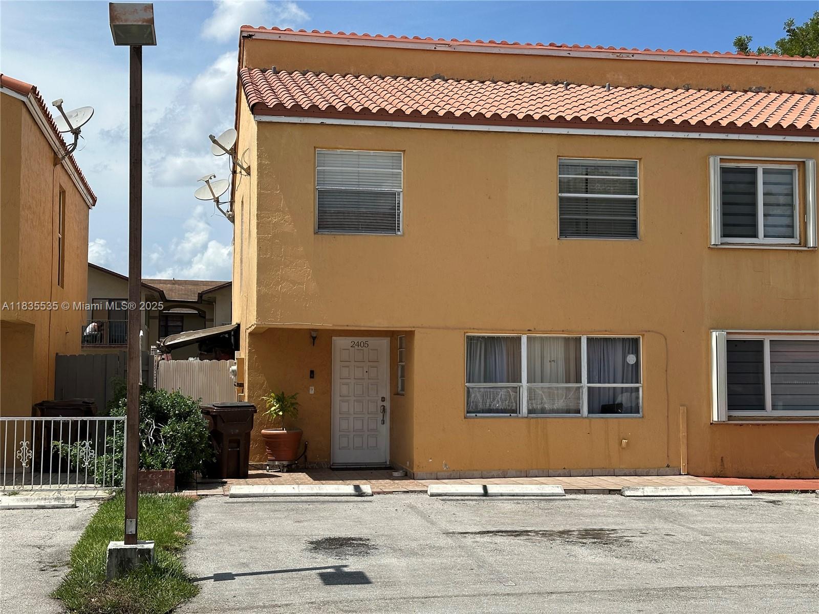 2405 W 54th Pl 03, Hialeah, FL, 33016/$350,000 3 2405 W 54th Pl 03