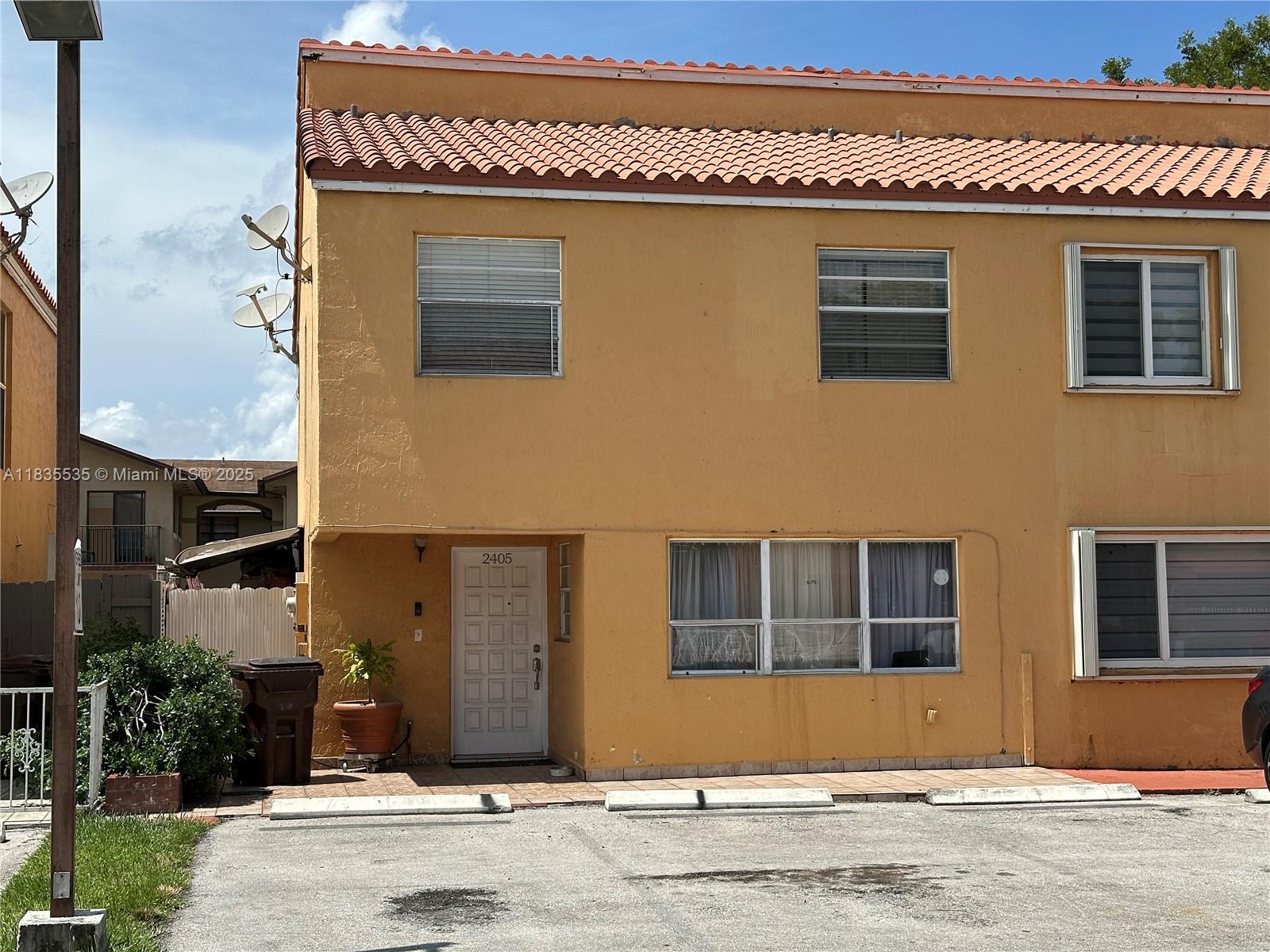 2405 W 54th Pl 03, Hialeah, FL, 33016/$350,000 2 2405 W 54th Pl 03