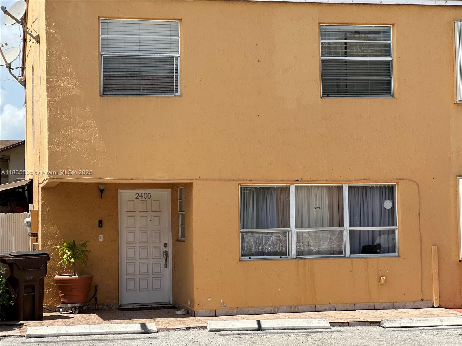 2405 W 54th Pl 03, Hialeah, FL, 33016/$350,000 4 2405 W 54th Pl 03