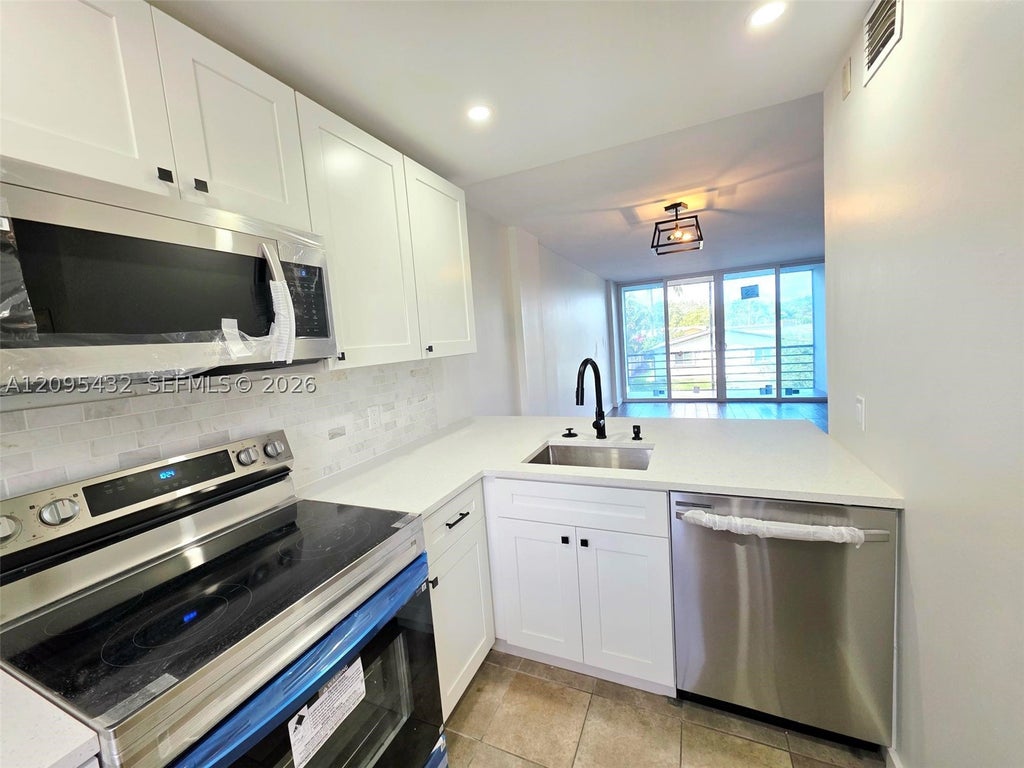 Photo of 108 Royal Park Dr #2H, Oakland Park, FL 33309 (MLS # A12095432)