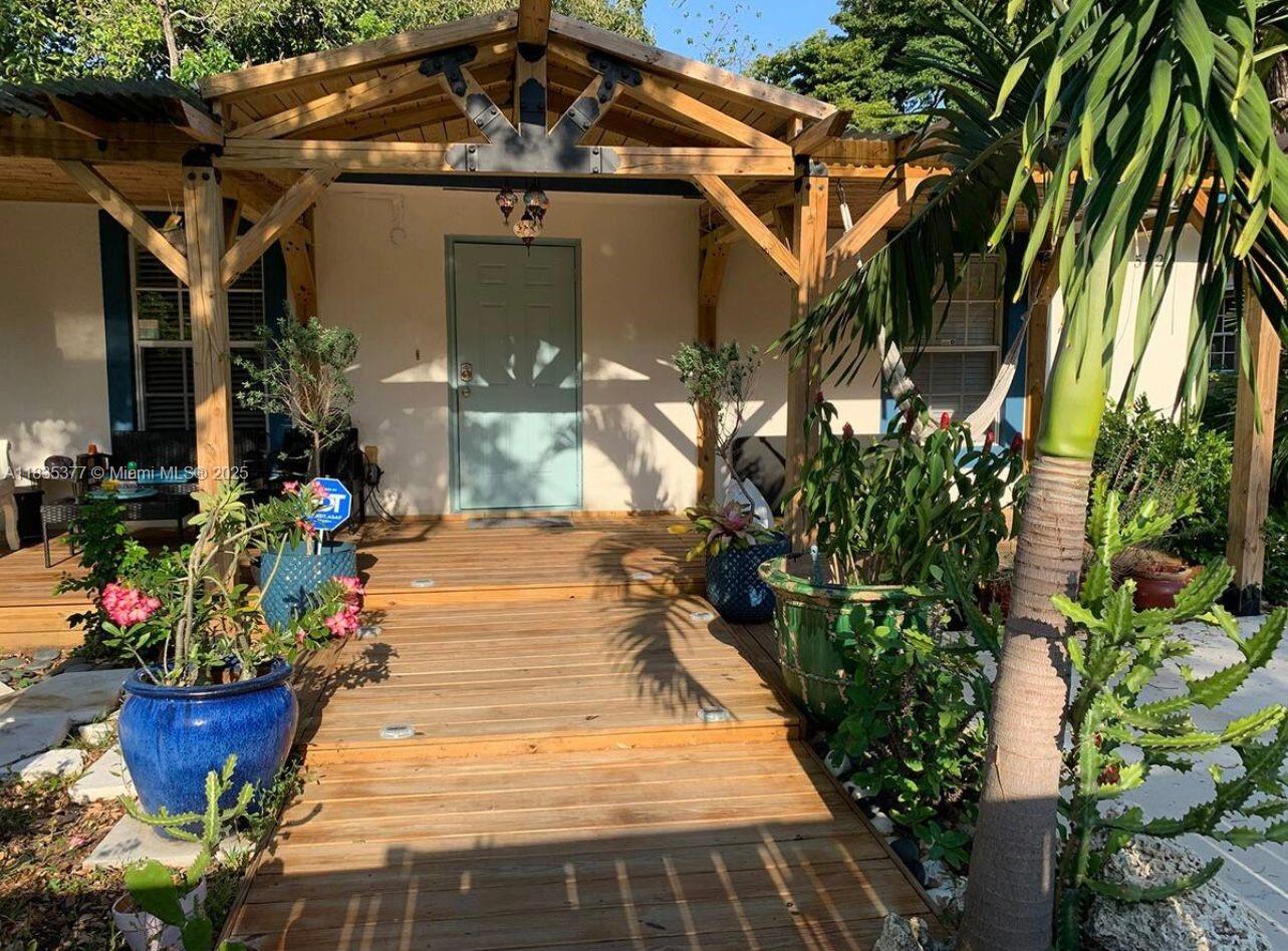 Welcome to your BUENAVISTA GARDEN Artsy hidden gem! Modern and conveniently located 5 min from Design District & Wynwood Art District. This cozy home boasts 2 bedrooms & 1 bathrooms Duplex with 980sqf with a cozy front yard. A wooden fence for privacy and security. Nestled in a prime location, just minutes from Miami Design District's upscale stores, art galleries, and celebrity-chef restaurants. Minutes from Wynwood, known for its top-tier galleries and trendy eateries.
ALL EXPENSES INCLUDED IN THE RENT: Electric, Water, Internat , Landsacpe .......
Available August 1st.