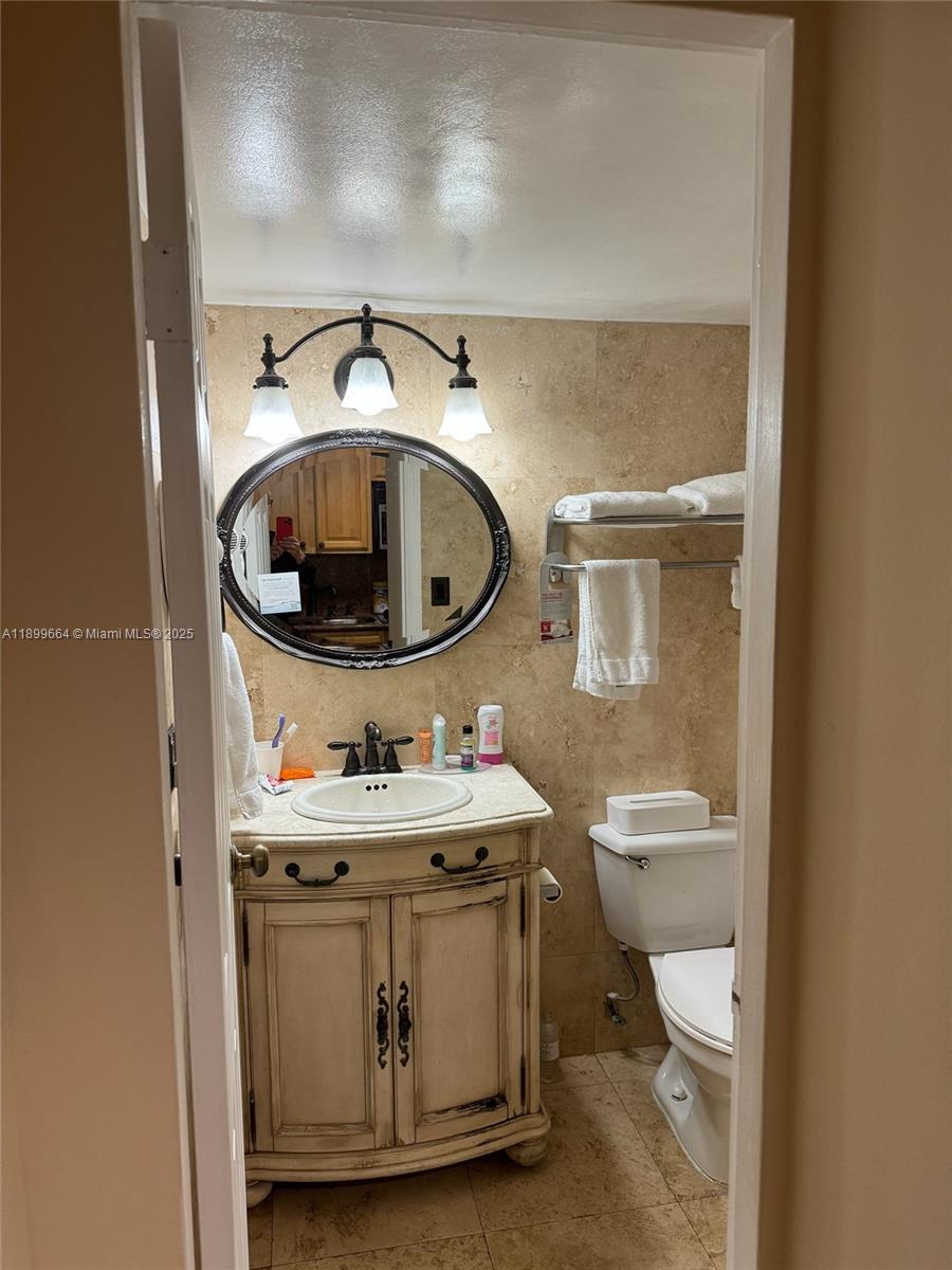 19201 Collins Ave 831