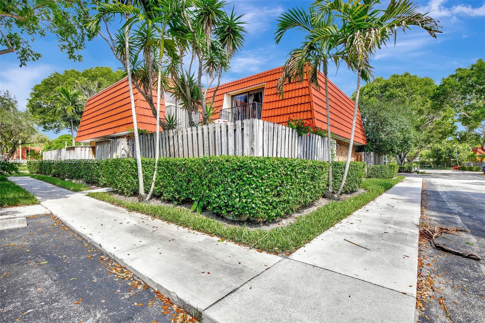 701 NW 98th Cir, Plantation, FL, 33324/$395,000 2 701 NW 98th Cir
