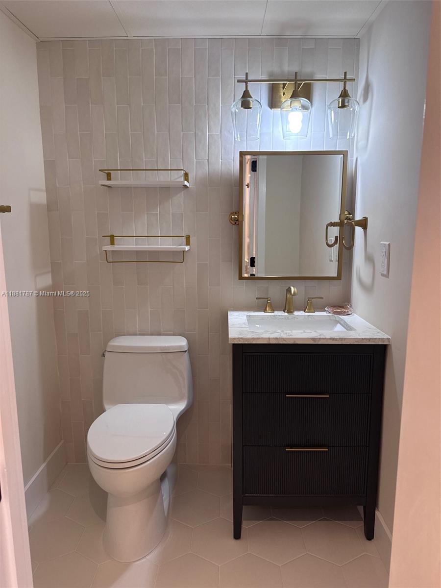 GABLES WATERWAY TOWERS CO - Residential Lease