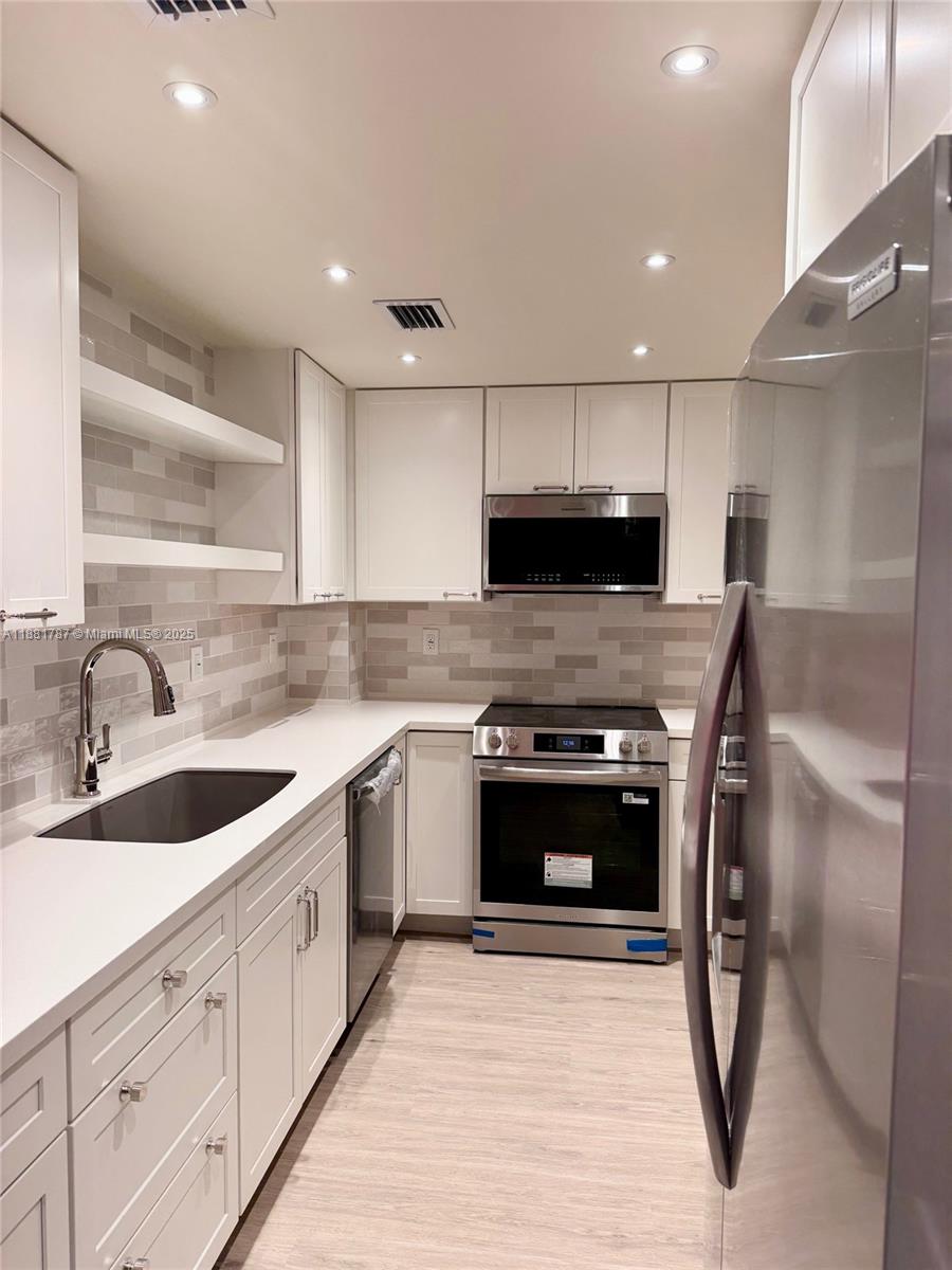 GABLES WATERWAY TOWERS CO - Residential Lease