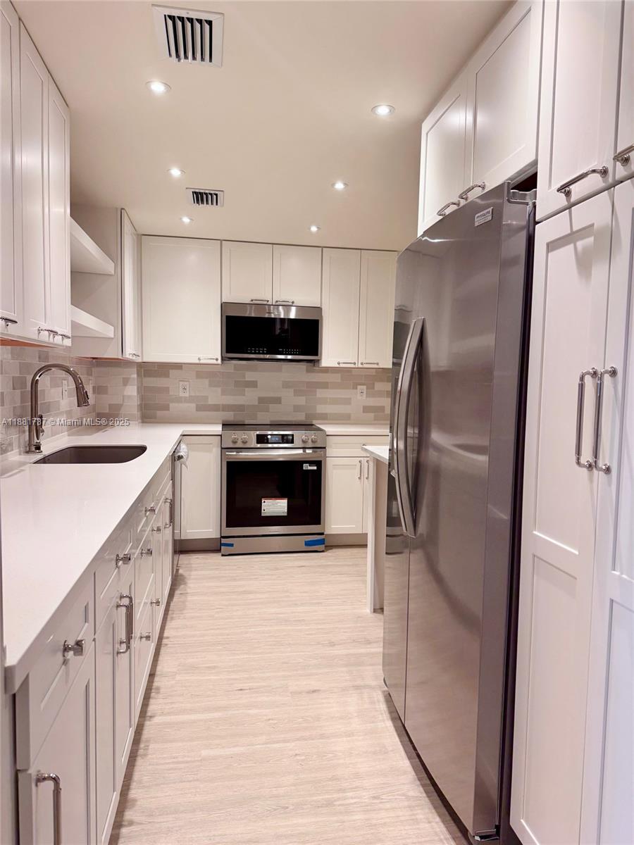GABLES WATERWAY TOWERS CO - Residential Lease