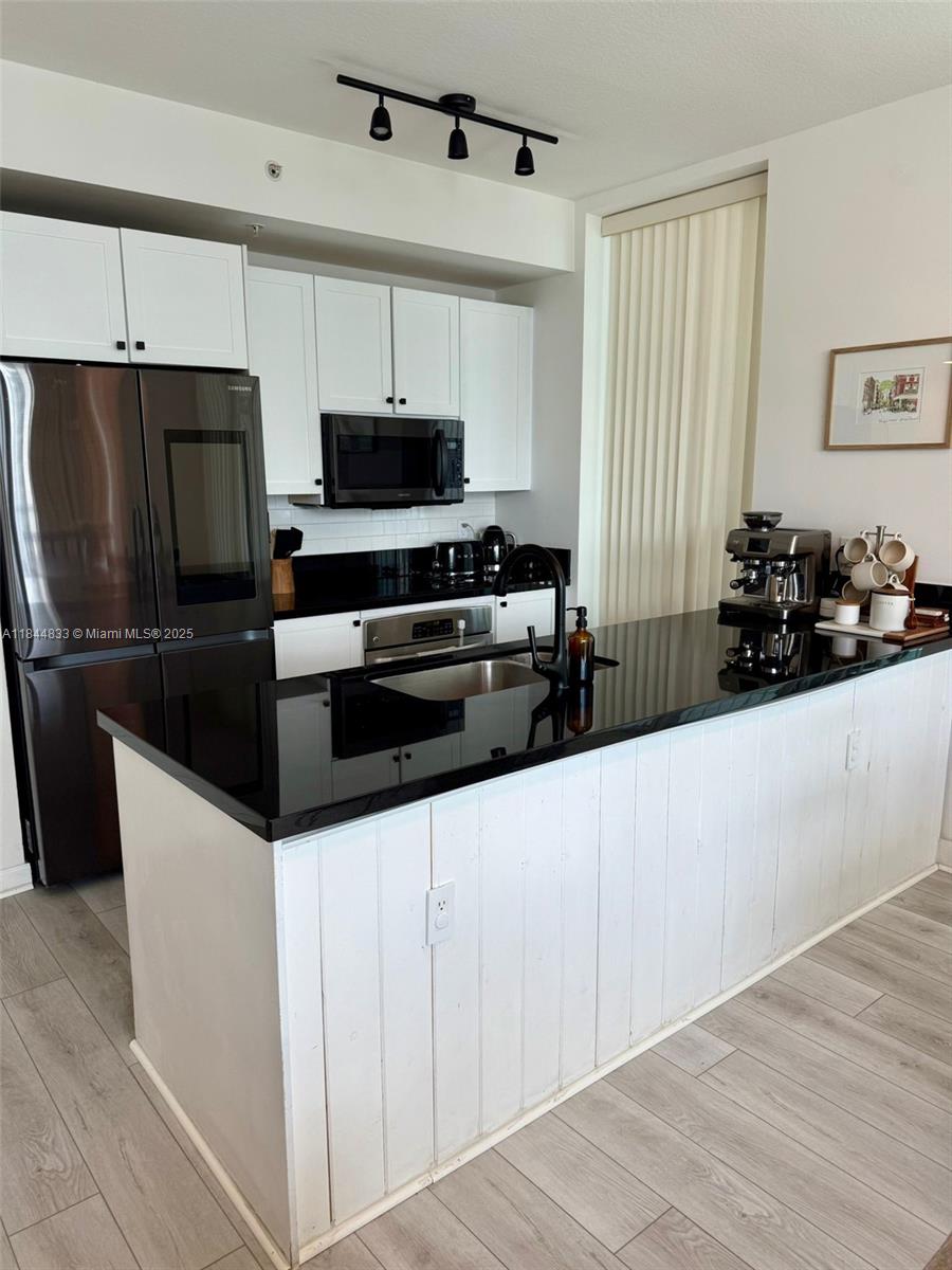 Gorgeous and big 2/2 furnished unit (one room without furniture to use as an office, studio, etc.).Great water and skyline views. Modern and renovated kitchen. New floor. Located in the heart of Brickell. Steps away from Brickell City Centre and Mary Brickell. Surrounded by restaurants and shops. Near train station and metro-rail. Beautiful amenities: 2 pools, jacuzzi, bbq area, media room, fitness center and yoga room. Easy to show. Text listing agent