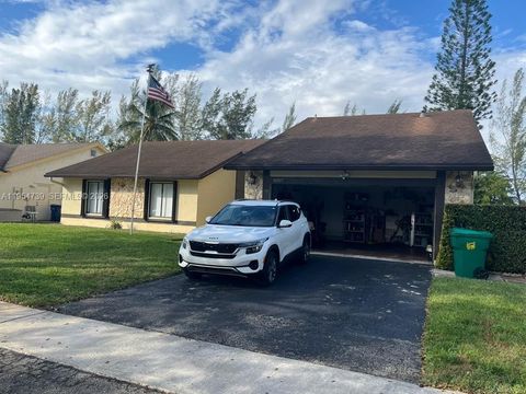 8507 NW 54th Ct Lauderhill FL 33351