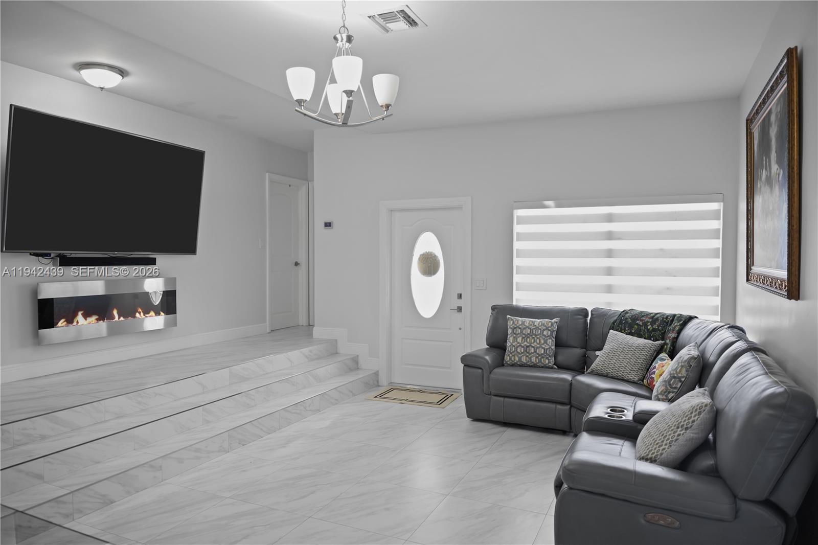 SO MIAMI HEIGHTS ADDN E - Residential Lease