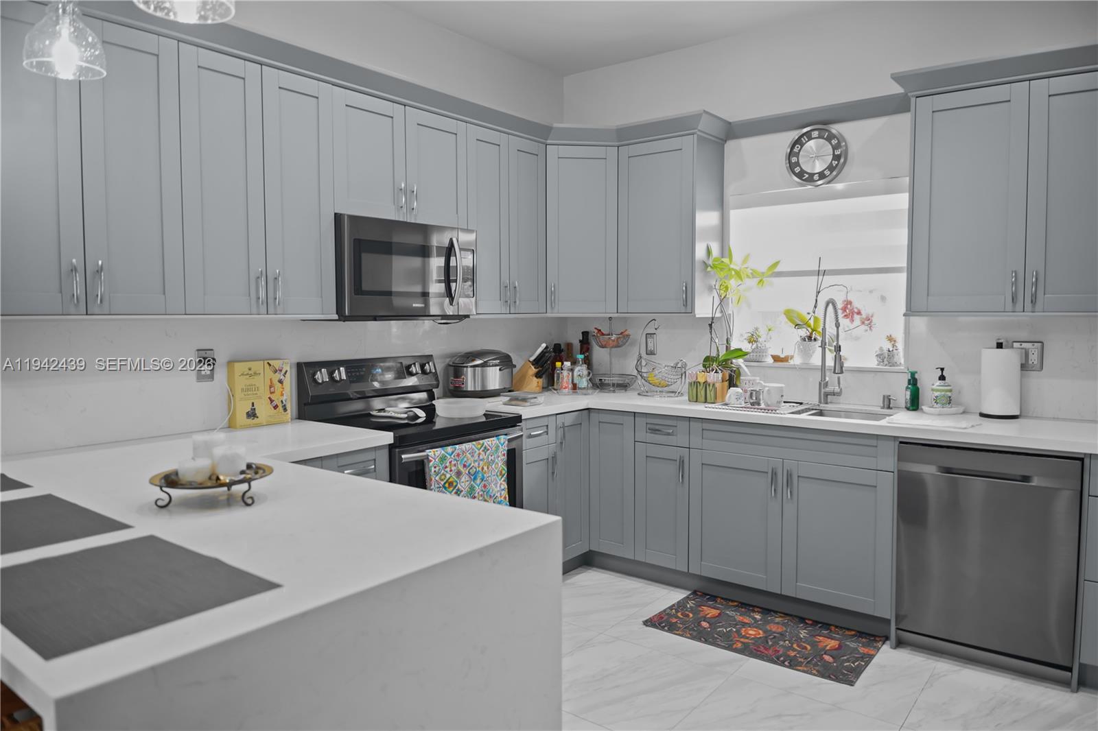 SO MIAMI HEIGHTS ADDN E - Residential Lease