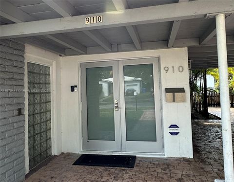 910 NE 81st St F Miami FL 33138