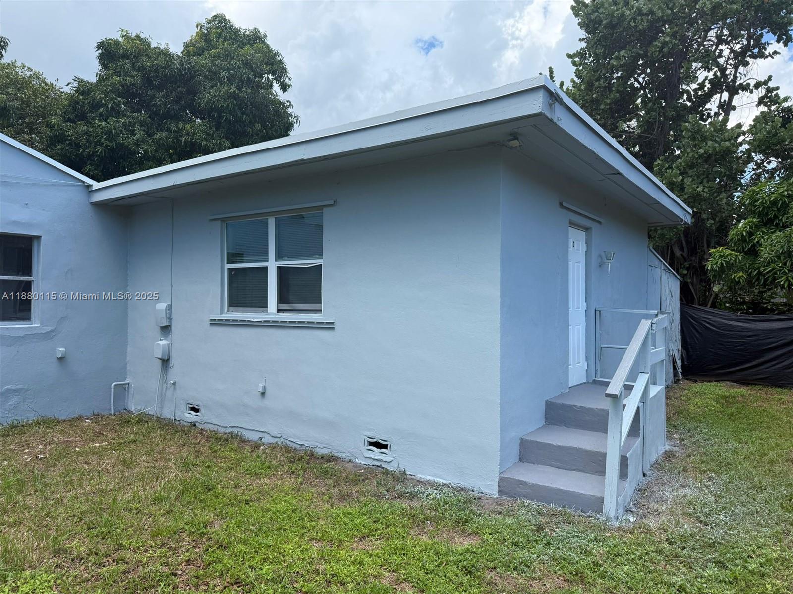 Large private studio in good condition, move-in ready. Located in a duplex in Hollywood with a big yard and plenty of outdoor space. Just a 10-minute drive to Gulfstream Casino, Aventura Mall, shops, and I-95. Prime location. Water included. Landscaping + Water & Elecrticity $100/month.