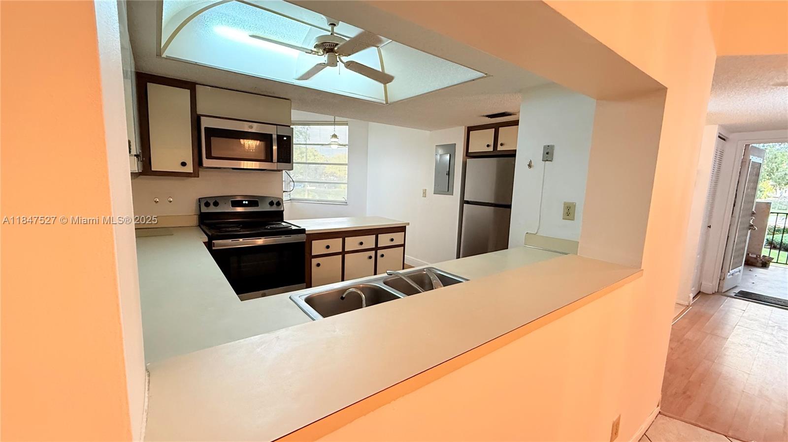 CONDO 1 OF SABAL PALM CON - Residential Lease