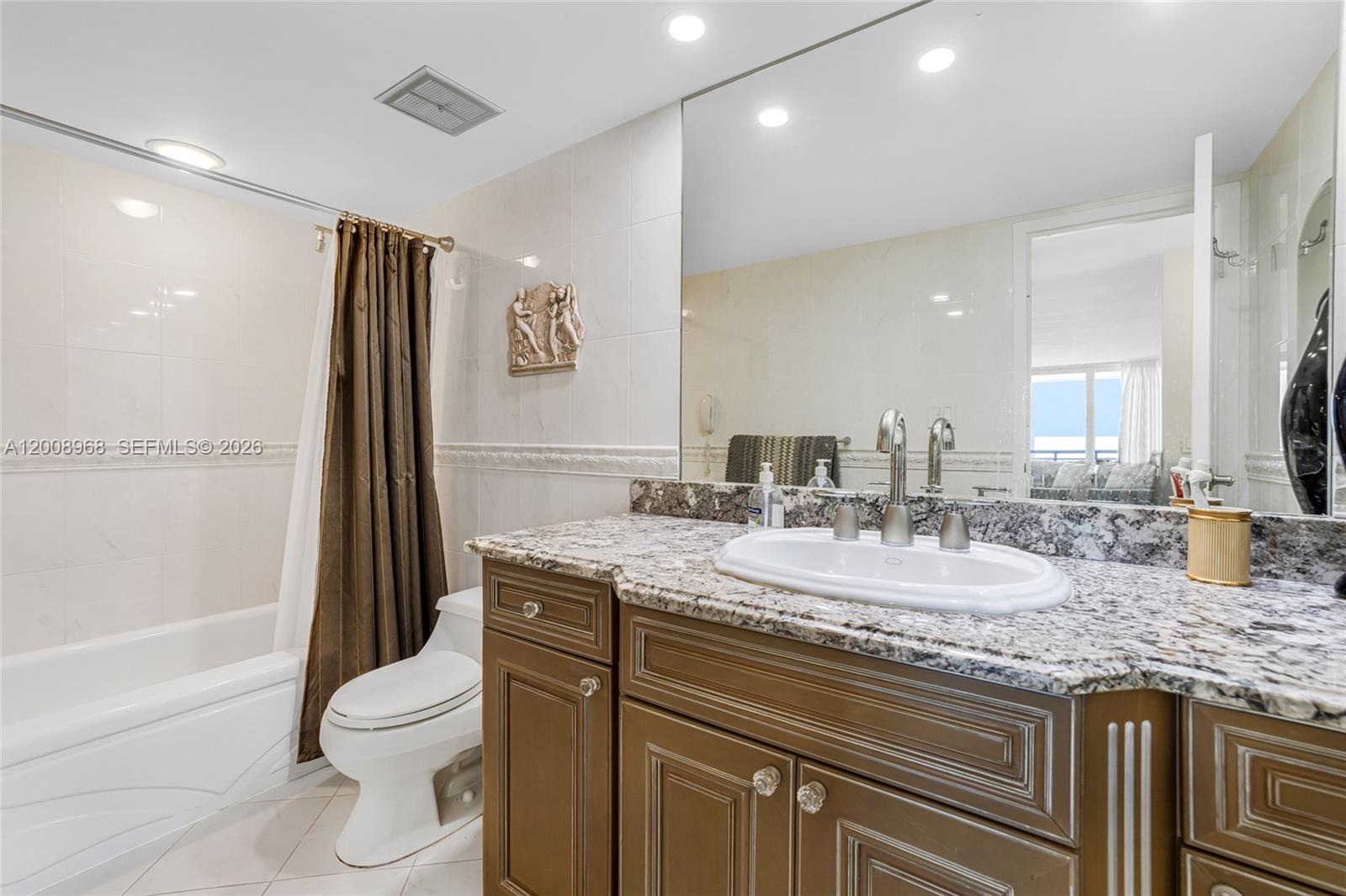 BARCLAY CONDO - Residential