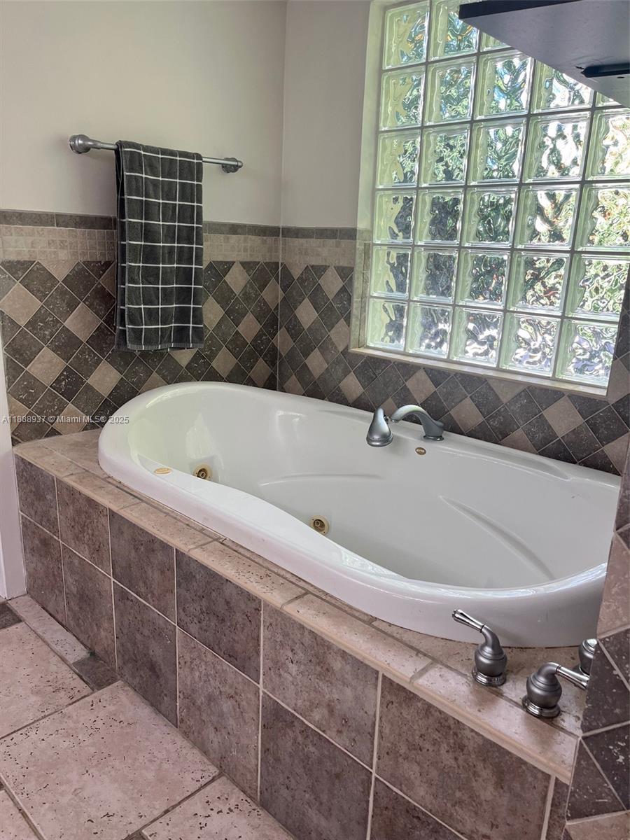 GALE LAKE WORTH 1 REAMNDE - Residential Lease