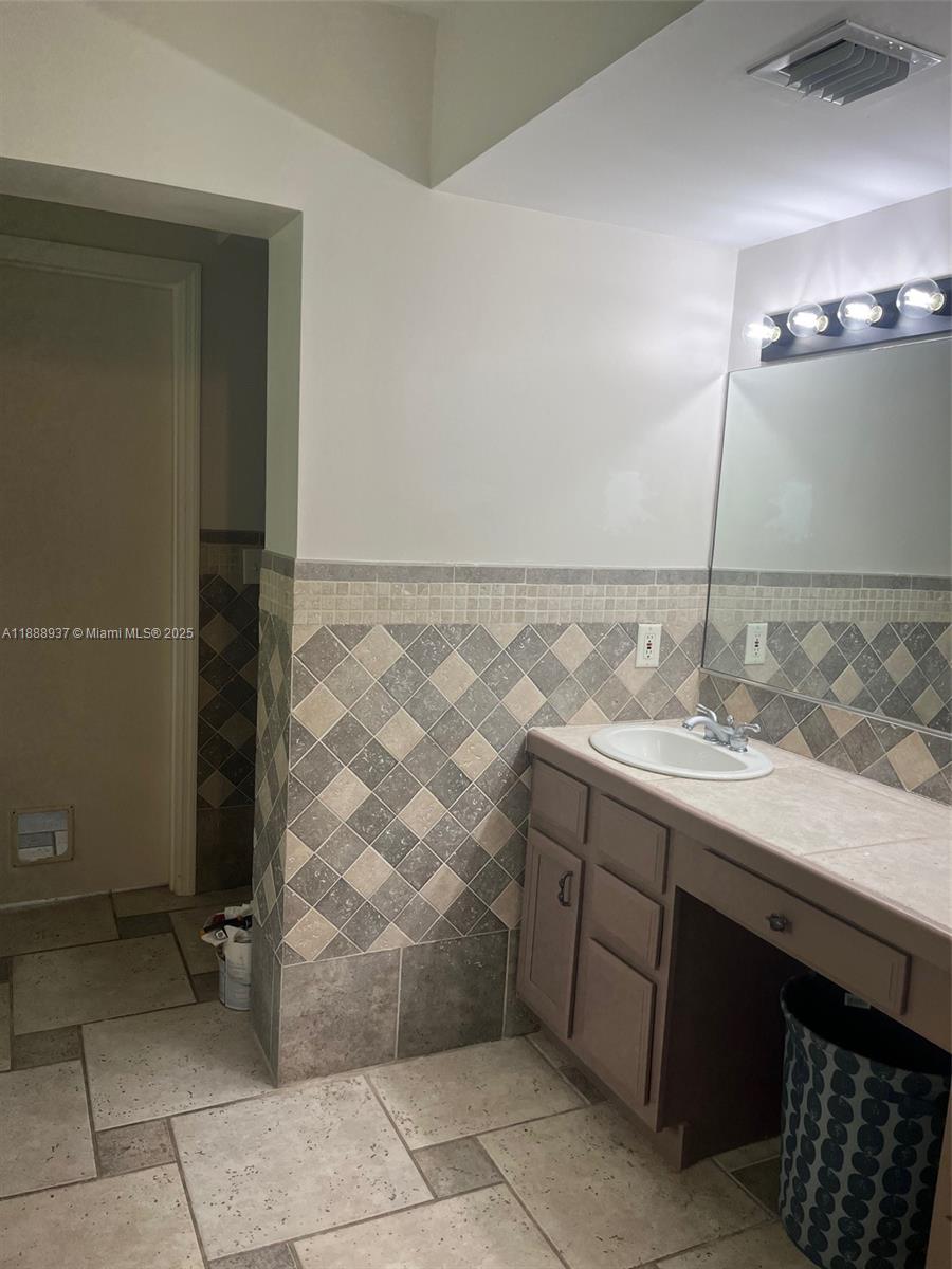 GALE LAKE WORTH 1 REAMNDE - Residential Lease