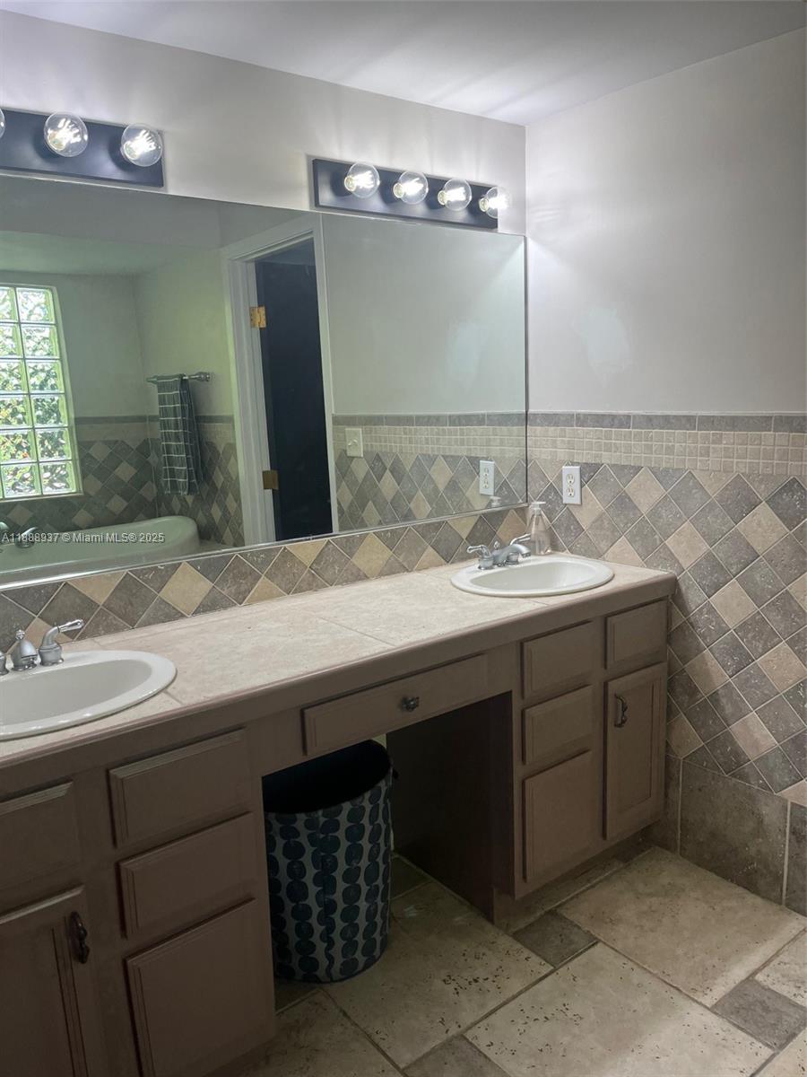 GALE LAKE WORTH 1 REAMNDE - Residential Lease