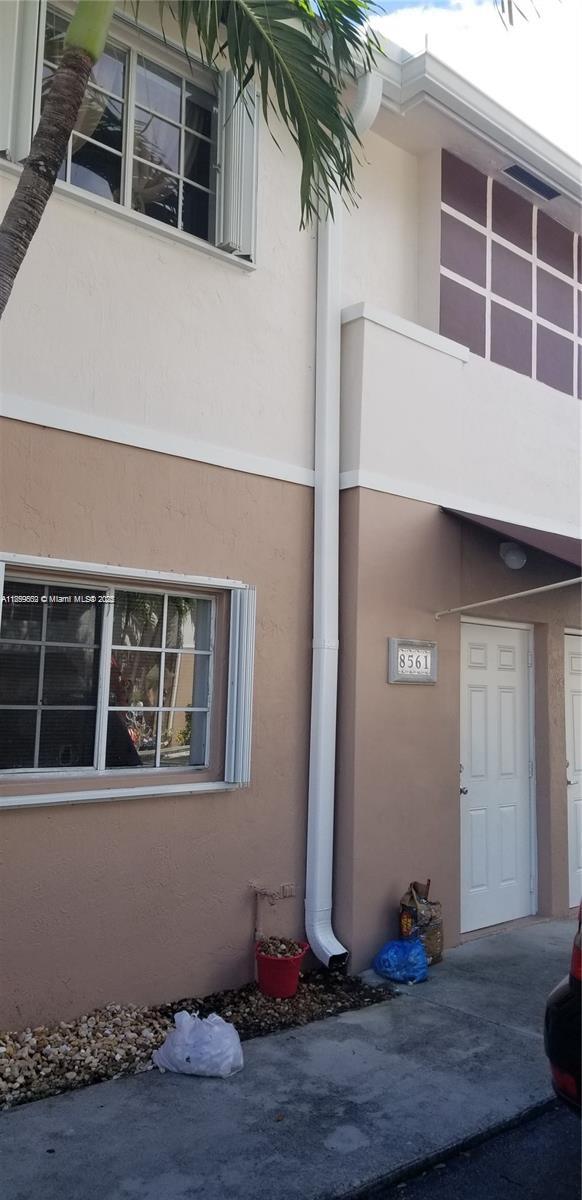 GREAT OPPORTUNITY TO RENT A VERY RARE TO FIND TOWNHOUSE IN A VERY CENTRAL AREA OF KENDALL, NICE AND CLEAN COMMUNITY, 2 BEDS 2.5 BATHS, 2 ASSIGNED PARKING SPACES, WASHER AND DRYER, PATIO AND MORE, EXCELLENT SCHOOL DISTRICT.
