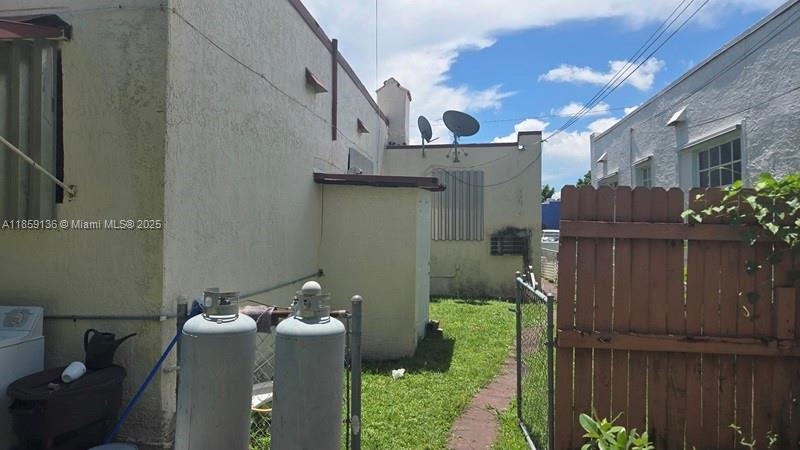 1853 NW 47th St