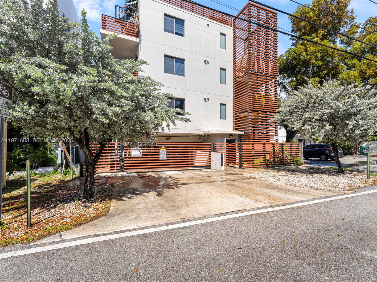 L'UCCELLO CONDO - Residential Lease