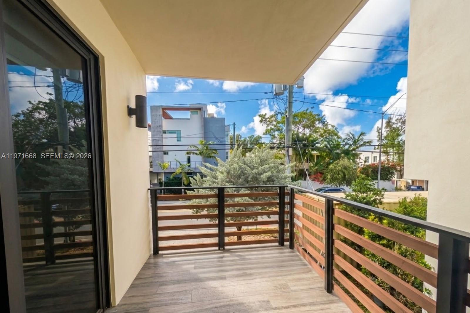 L'UCCELLO CONDO - Residential Lease