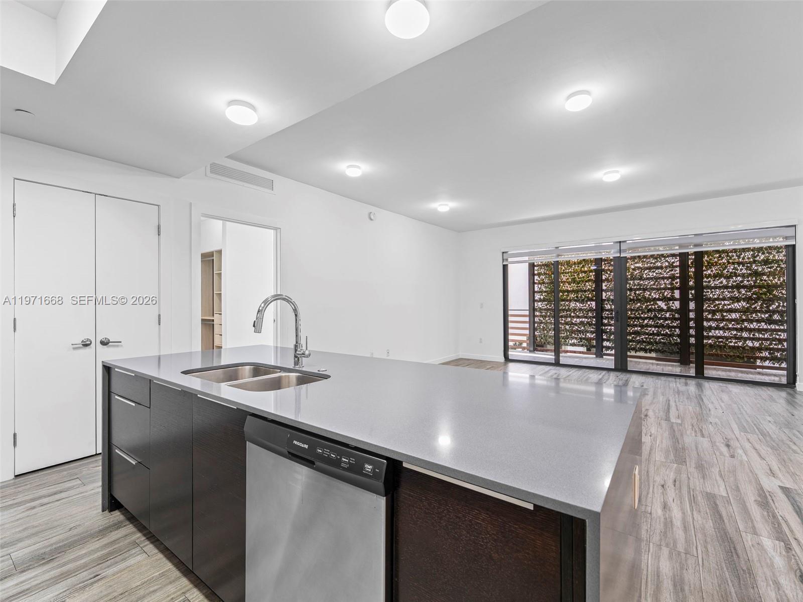 L'UCCELLO CONDO - Residential Lease