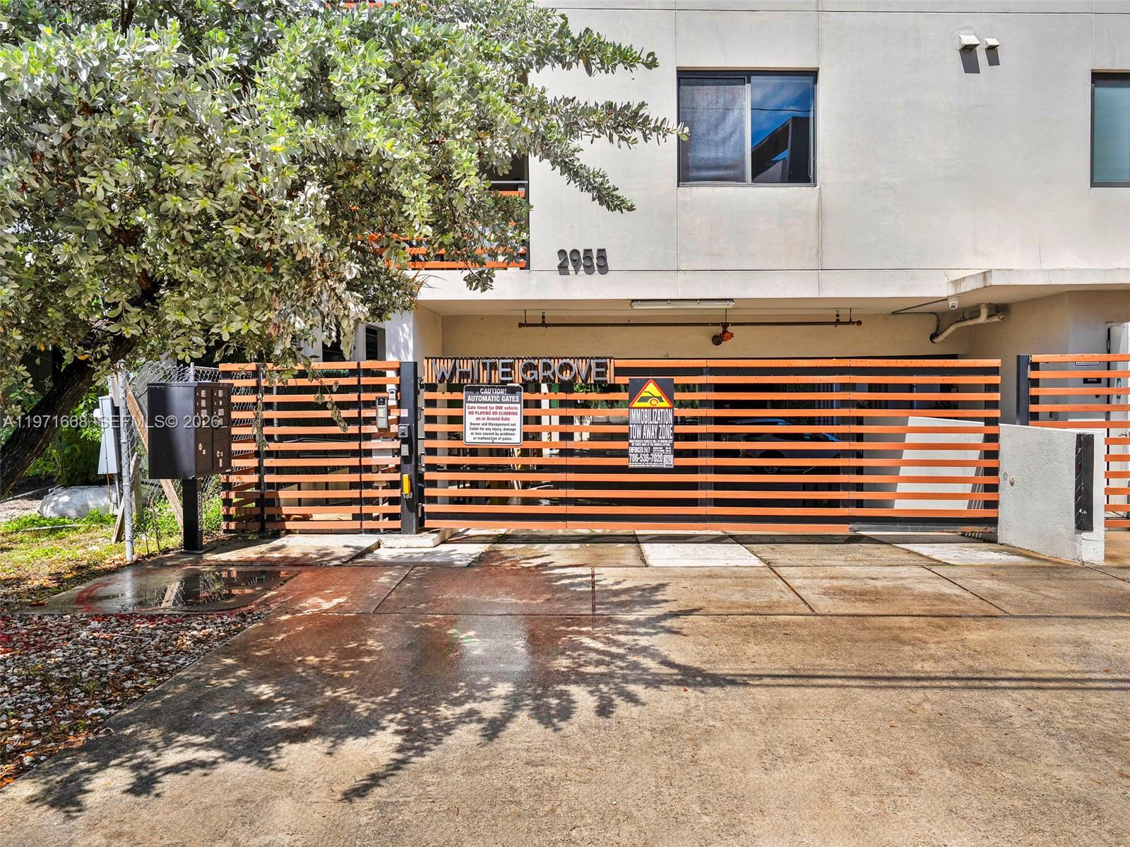 L'UCCELLO CONDO - Residential Lease