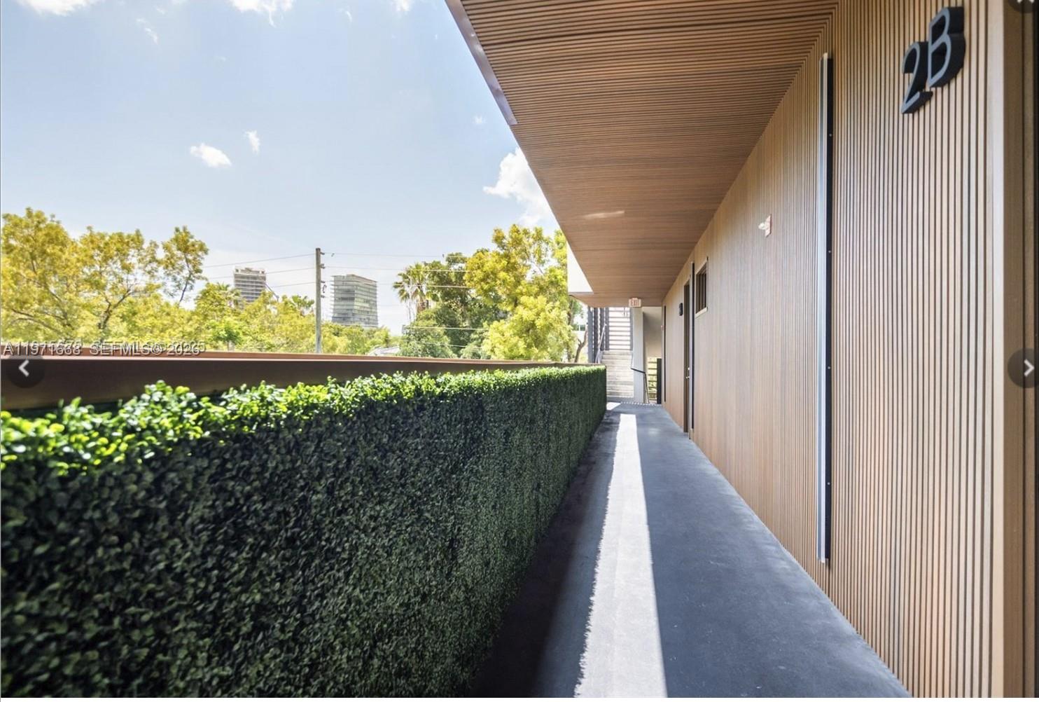 L'UCCELLO CONDO - Residential Lease