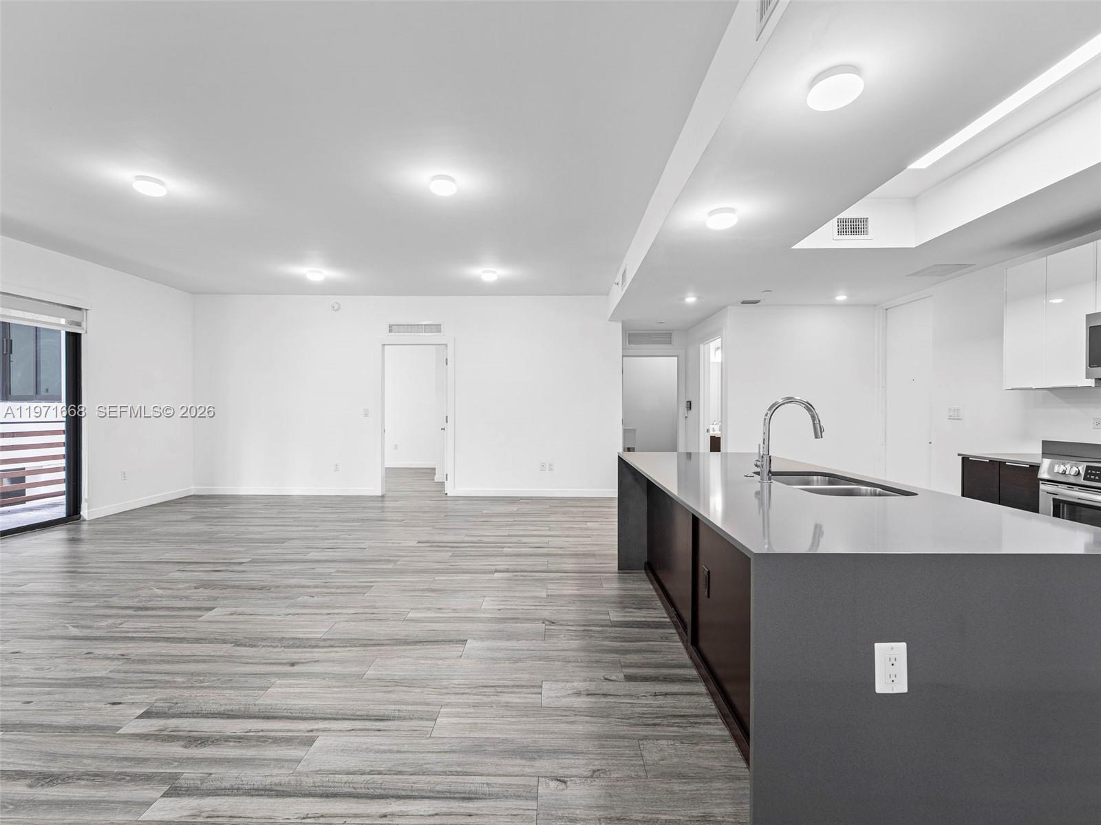 L'UCCELLO CONDO - Residential Lease