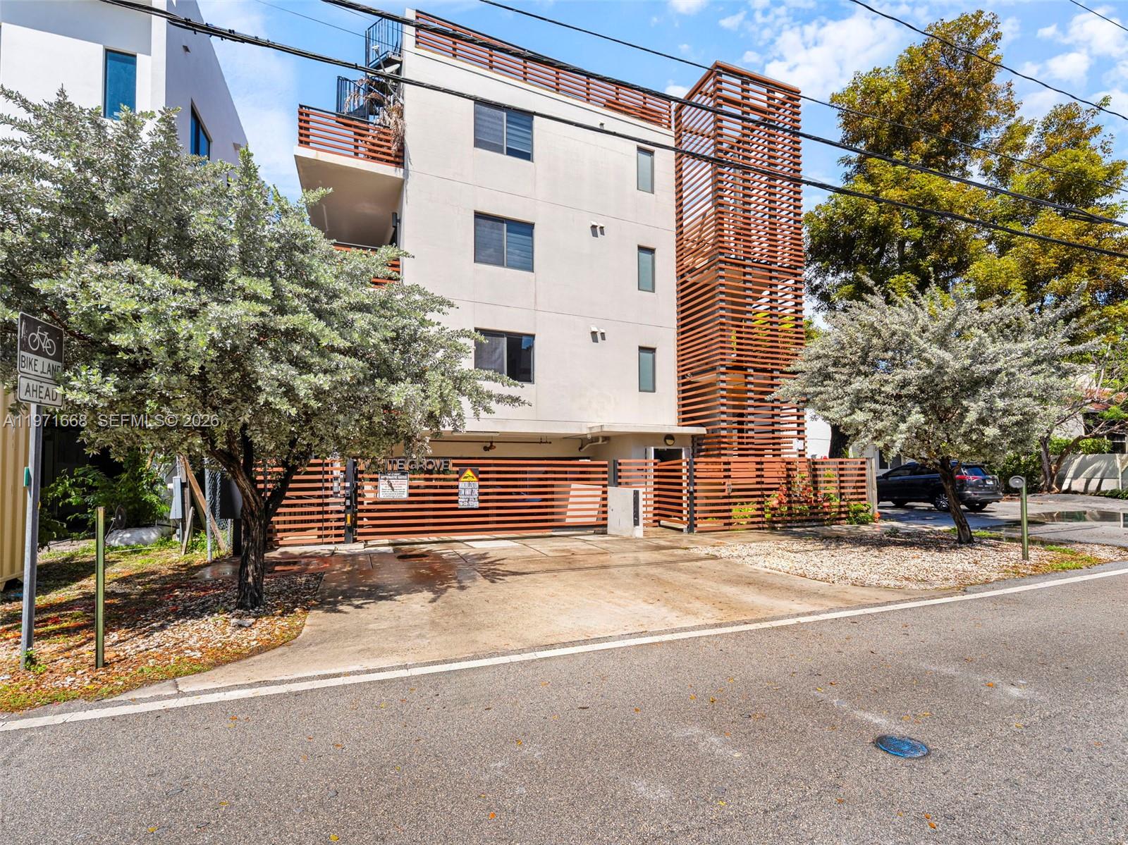 L'UCCELLO CONDO - Residential Lease