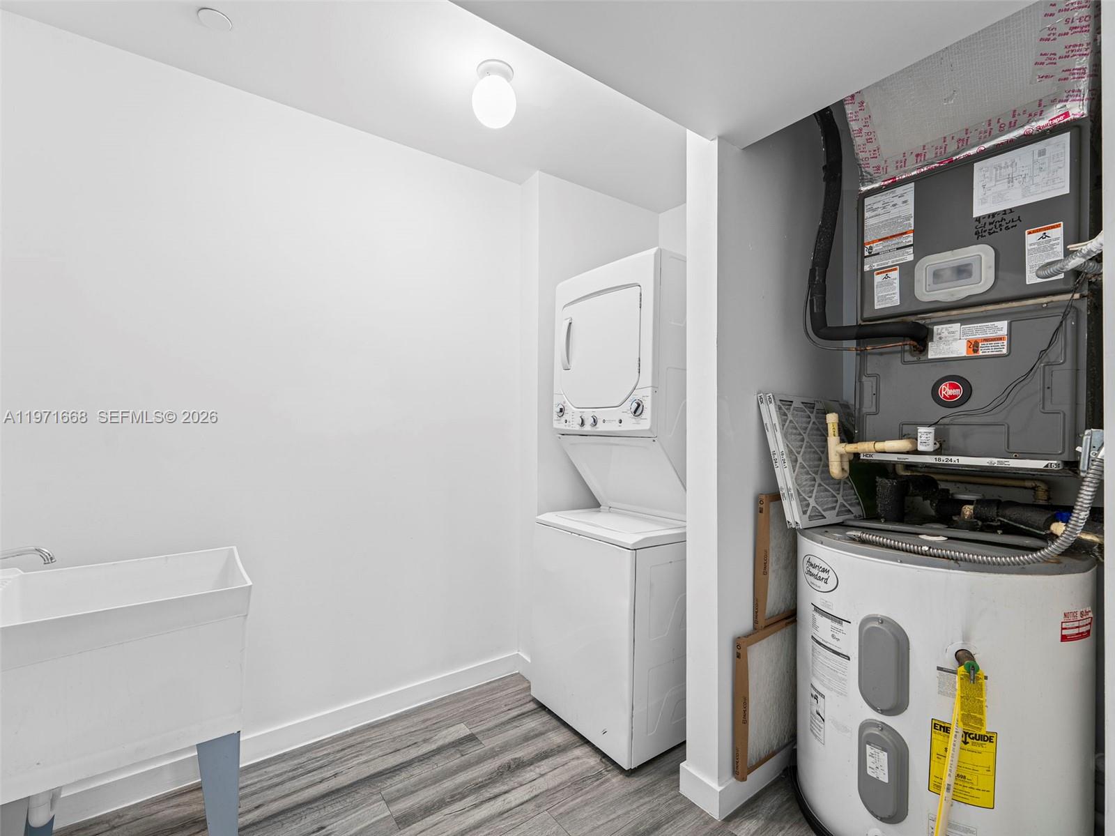 L'UCCELLO CONDO - Residential Lease