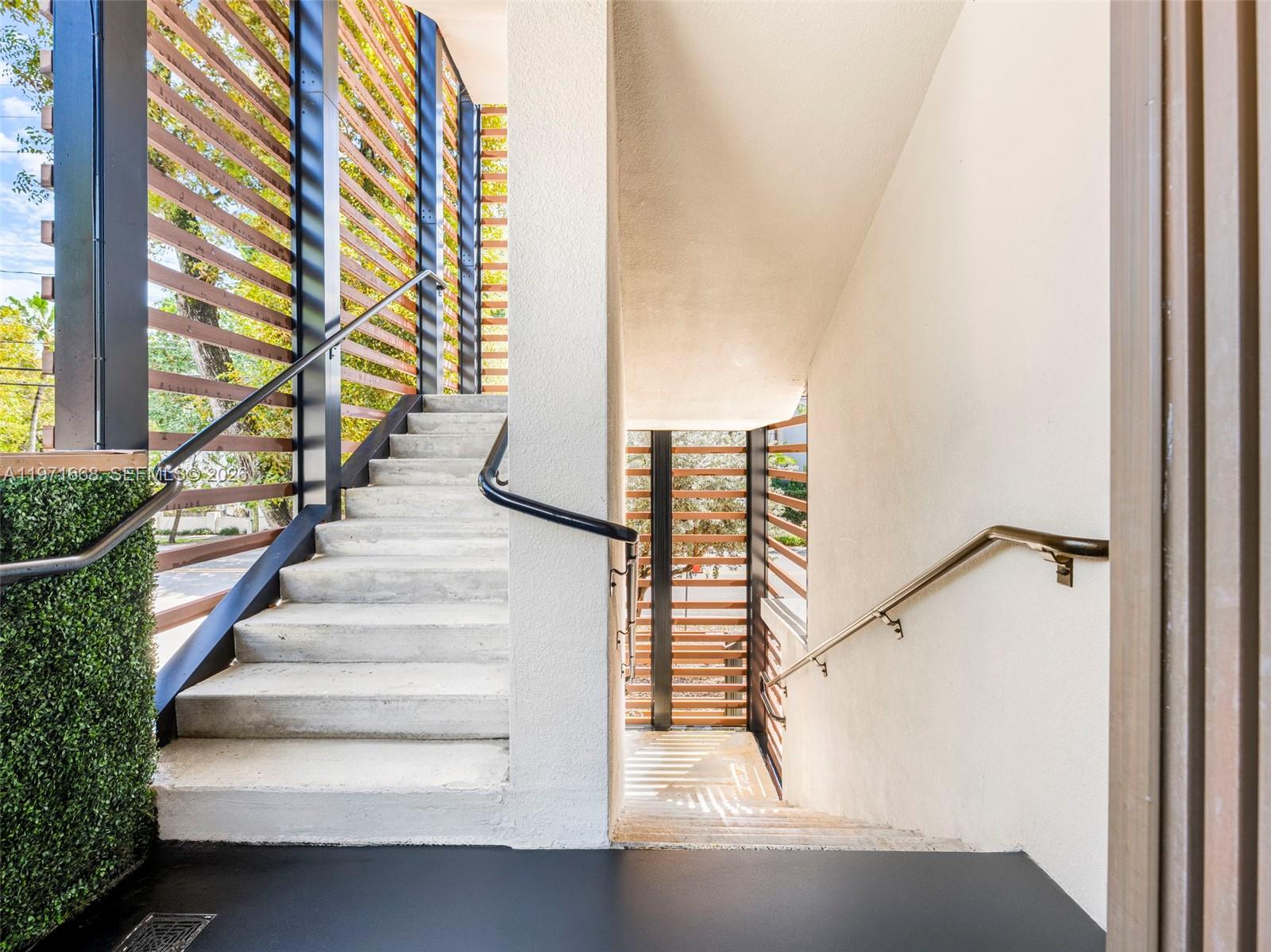 L'UCCELLO CONDO - Residential Lease