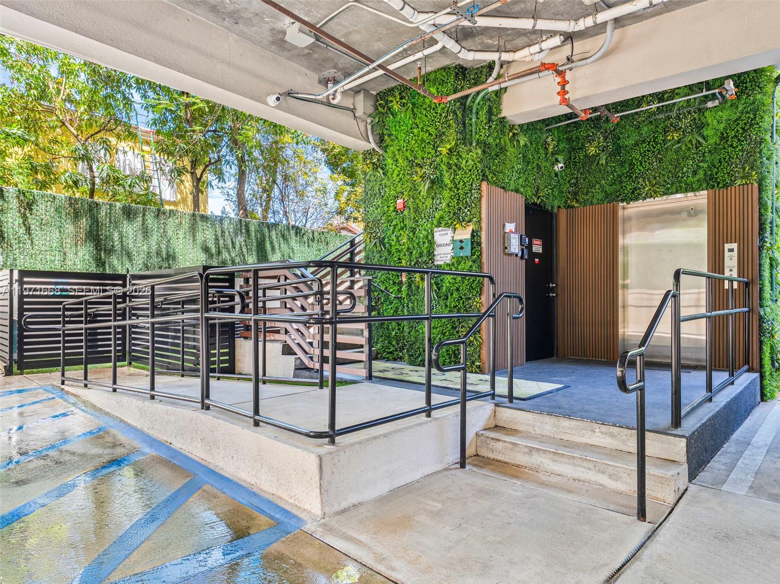 L'UCCELLO CONDO - Residential Lease