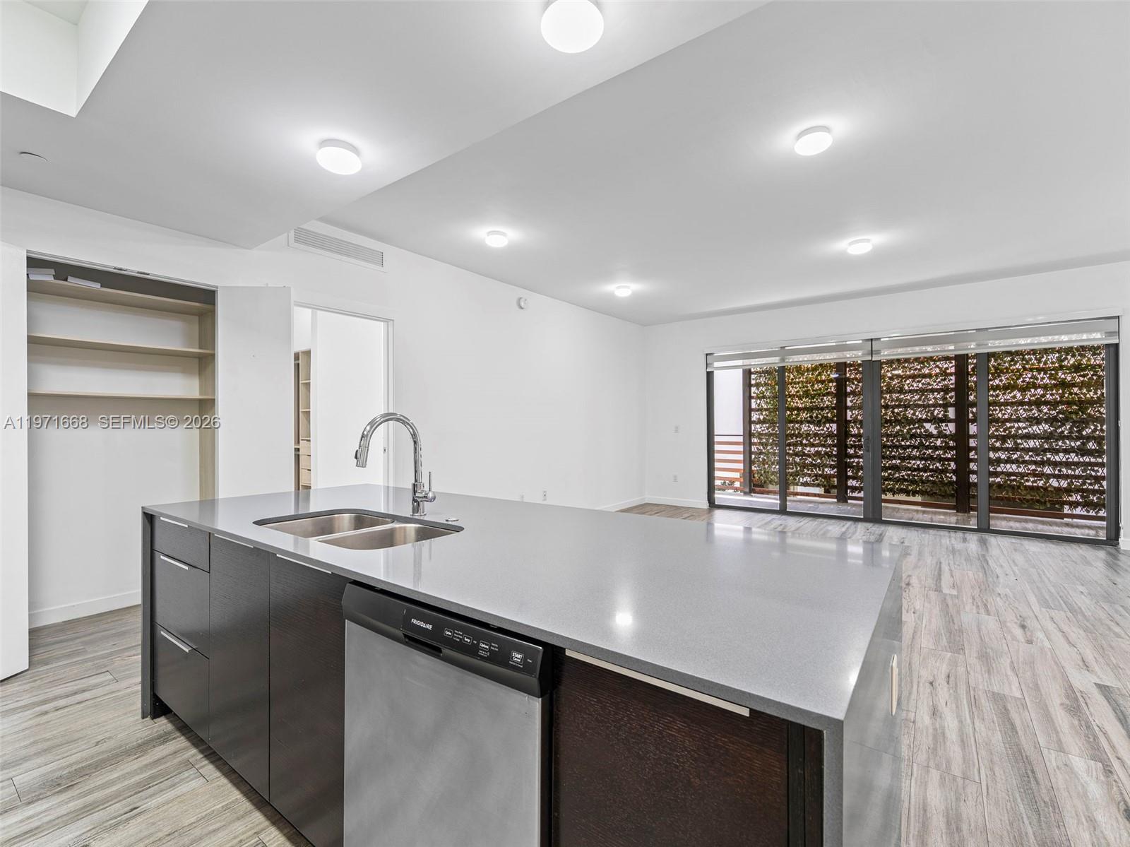 L'UCCELLO CONDO - Residential Lease