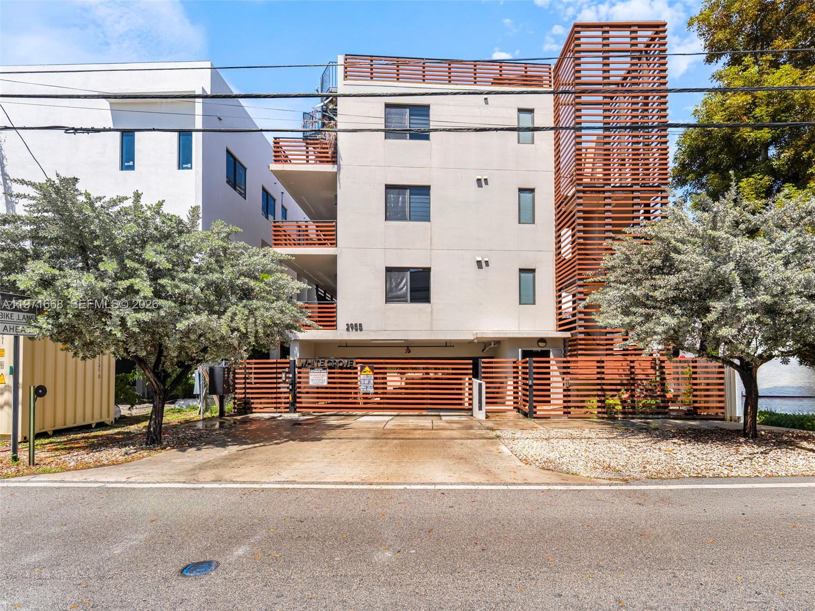 L'UCCELLO CONDO - Residential Lease