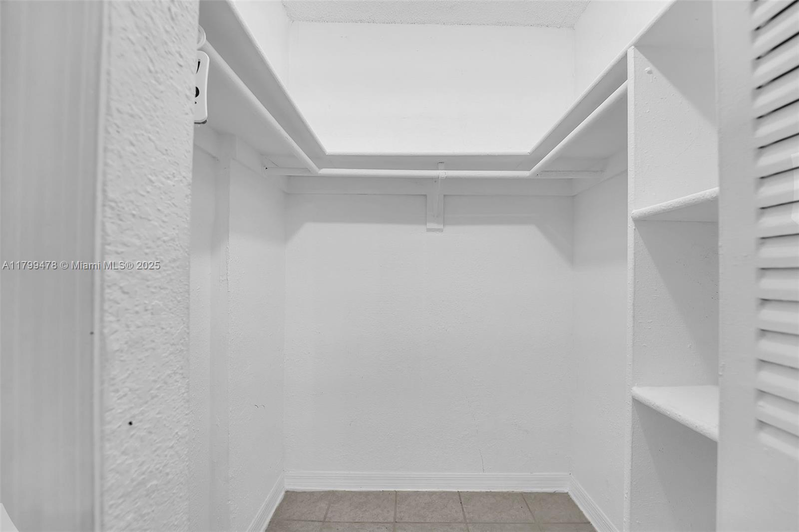 YOLANDA VILLAS CONDO - Residential