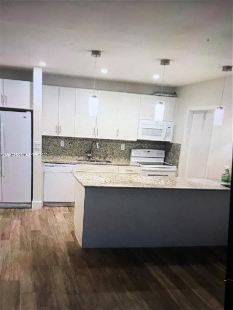 Discover your new home in this beautiful 2/2 apartment located in a secure gated community perfect for homeowners and investors