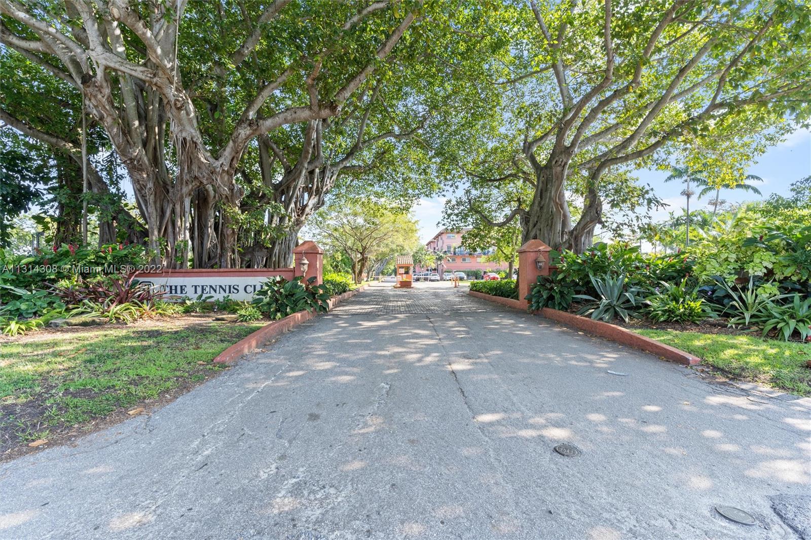 TENNIS CLUB MC LOUGHLIN C - Residential