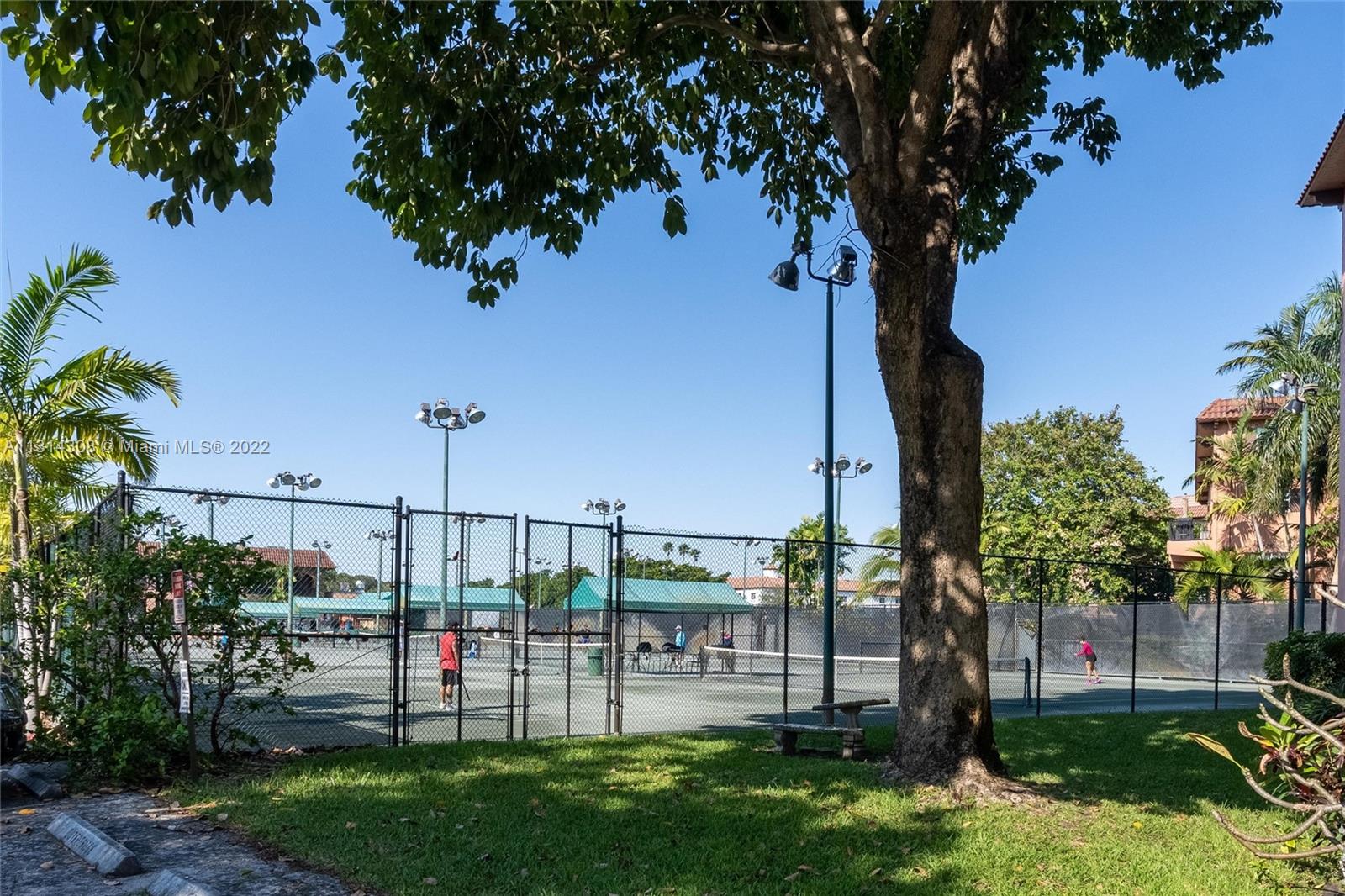 TENNIS CLUB MC LOUGHLIN C - Residential