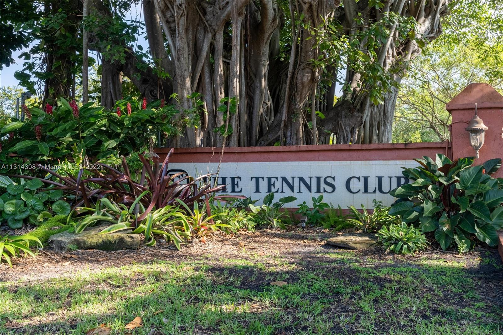 TENNIS CLUB MC LOUGHLIN C - Residential