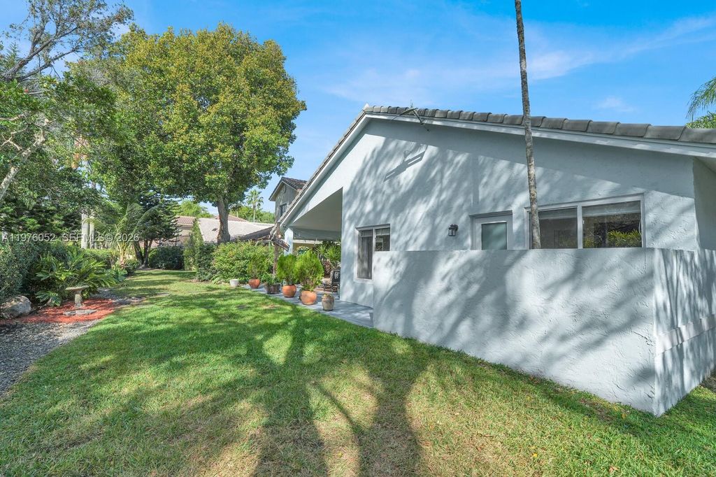 Photo of 2091 Island Cir, Weston, FL 33326 (MLS # A11976052)