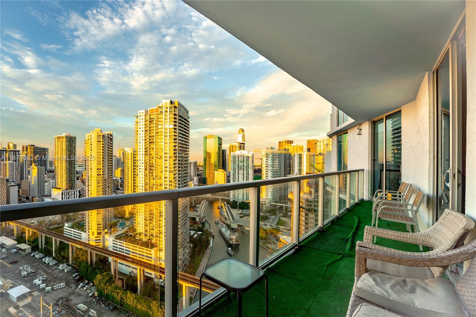 LATITUDE ON THE RIVER CON - Residential