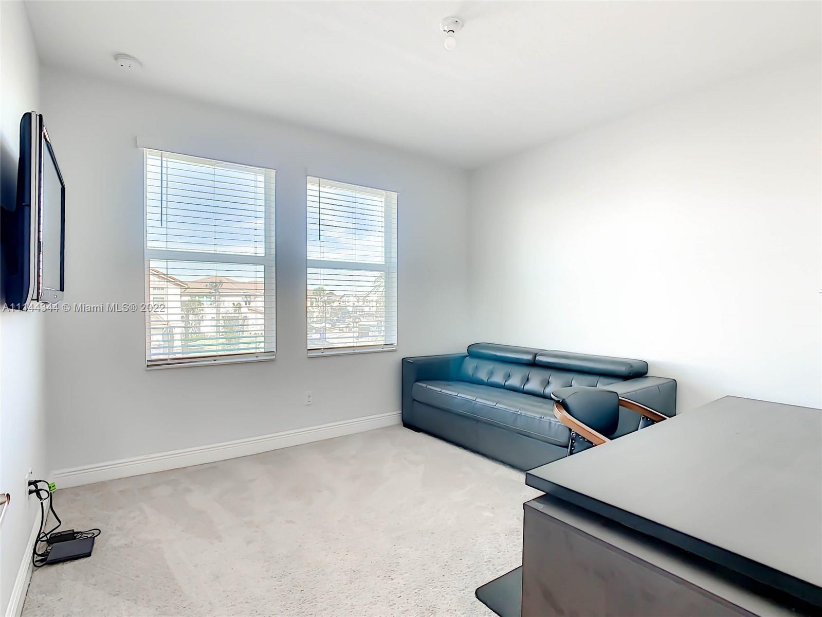 CRYSTAL LAKE 1ST SEC - Residential