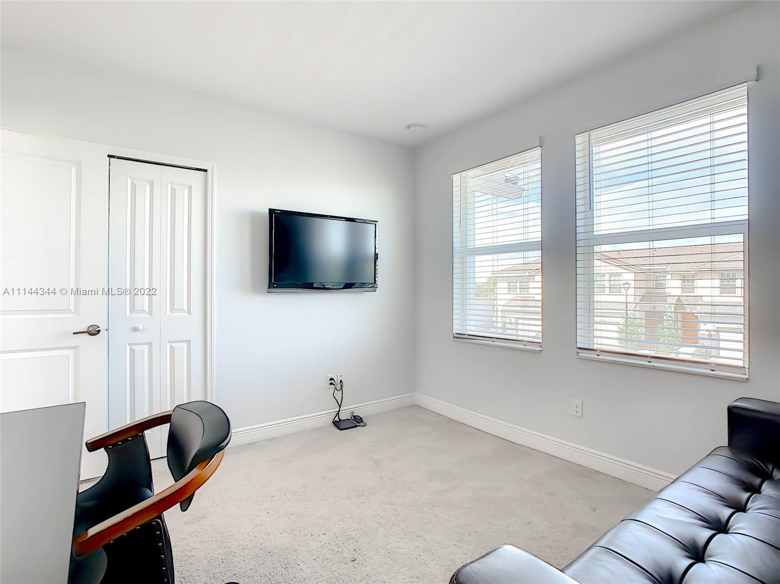 CRYSTAL LAKE 1ST SEC - Residential
