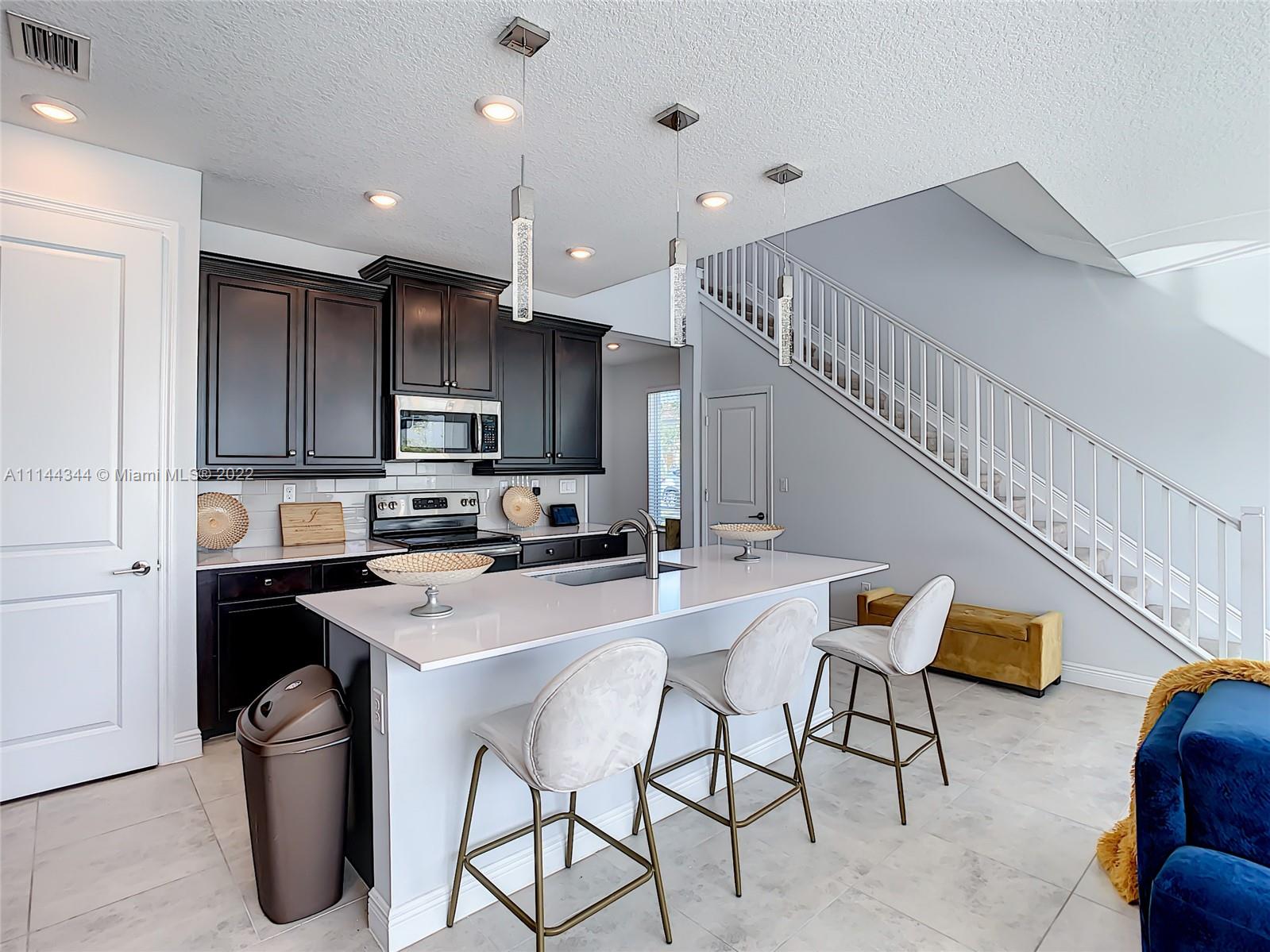 CRYSTAL LAKE 1ST SEC - Residential